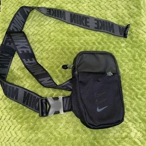 Nike black sportswear essential messenger bag